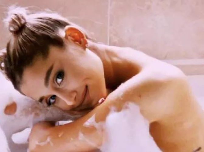 So horny rn for Ariana Grande, help me with that?