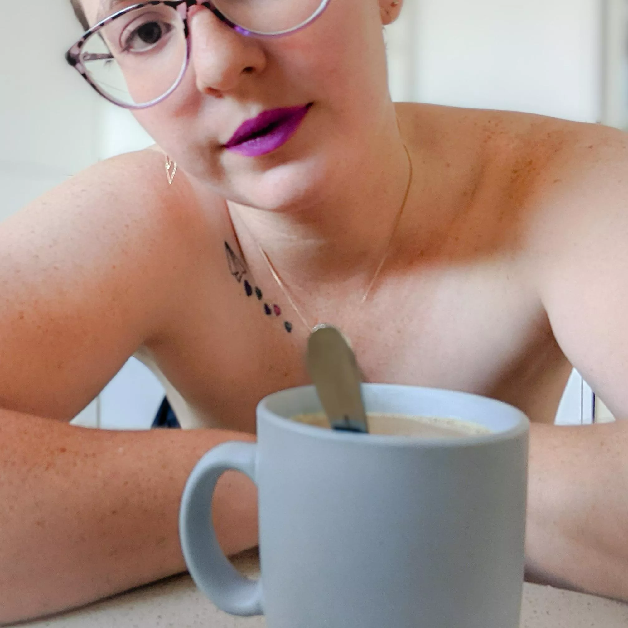 So tired after work, but I couldn't let this glorious coffee, and lipstick, go to waste ☕💋😉