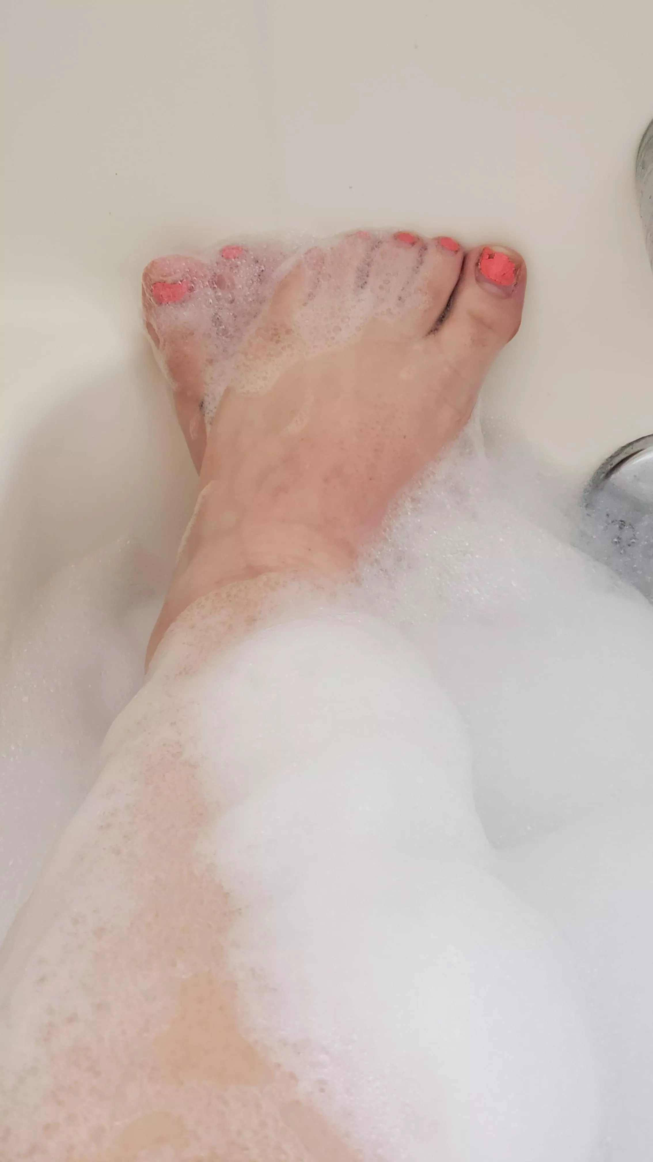 Soapy toes! I'd love to wash something else with these feet....🧼👣 Soapy toes! I'd love to wash something else with these feet....🧼👣