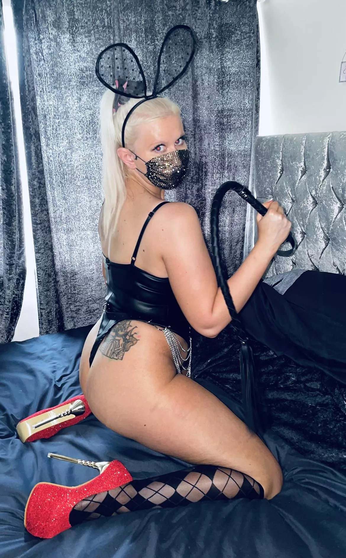 Some whipping and face sitting sounds like a very happy Friday Some whipping and face sitting sounds like a very happy Friday