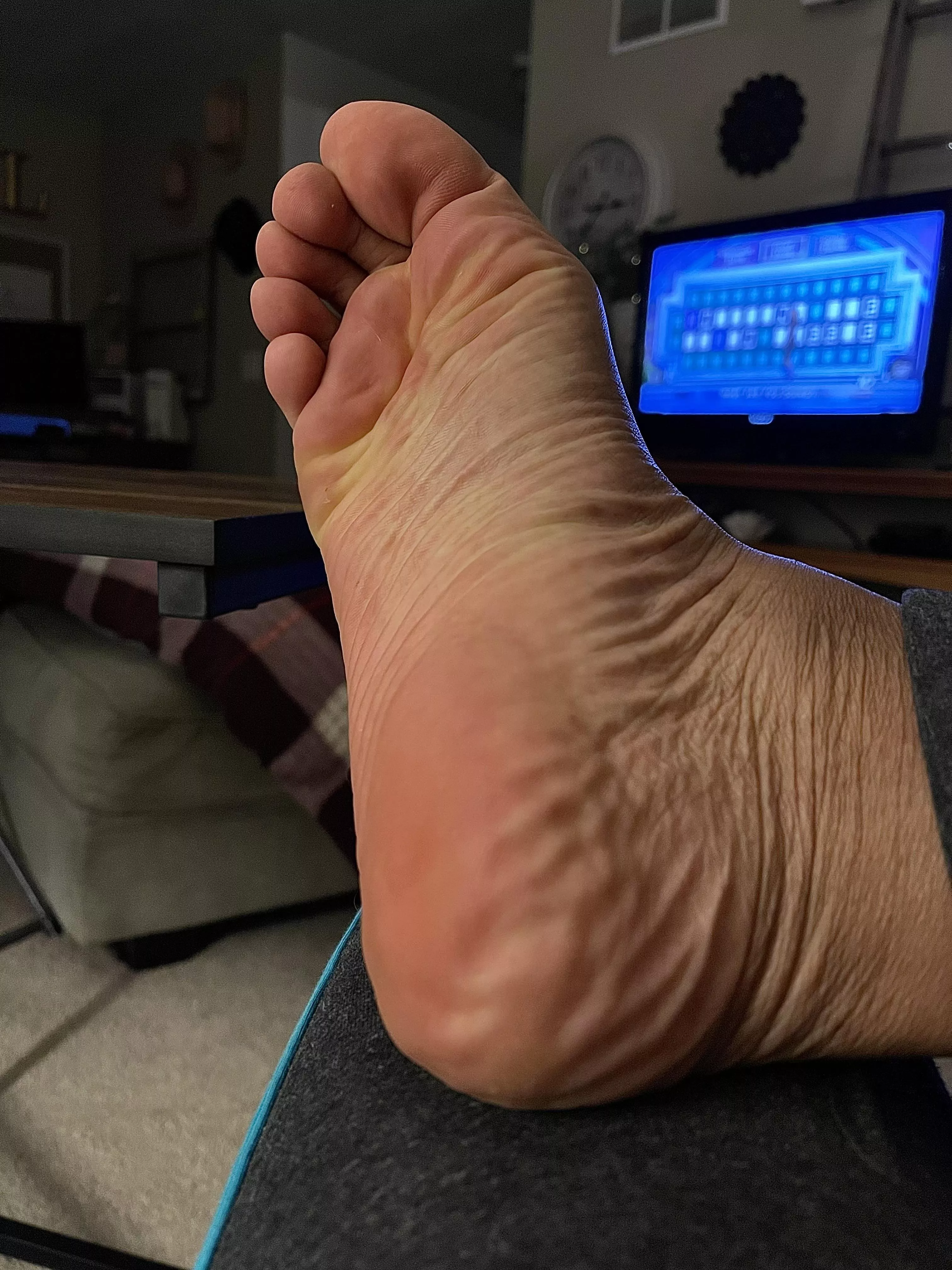 Somebody come lick the sweat off my squishy, meaty pillow solessss…🤤👣🦶🏻