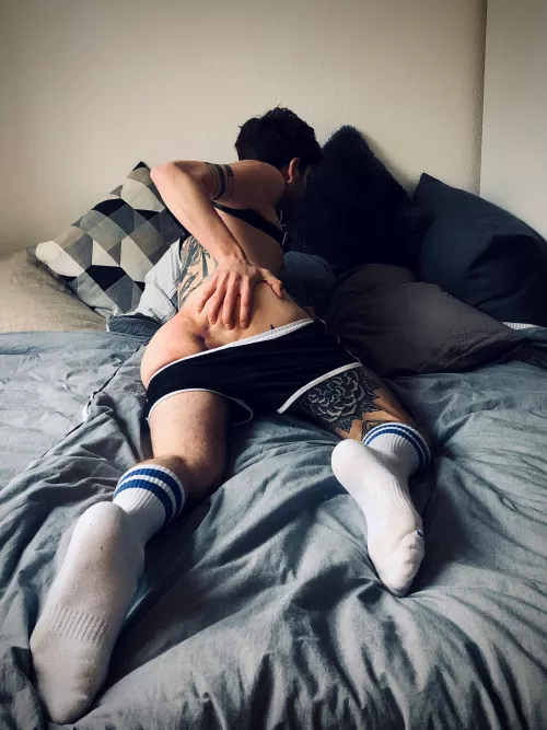 somebody wanna come fuck me out of bed? Pls. ππ»