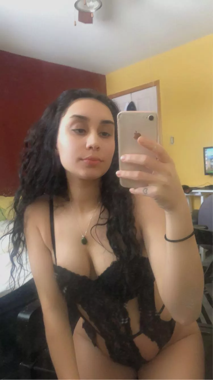 Someone come breed this pussy