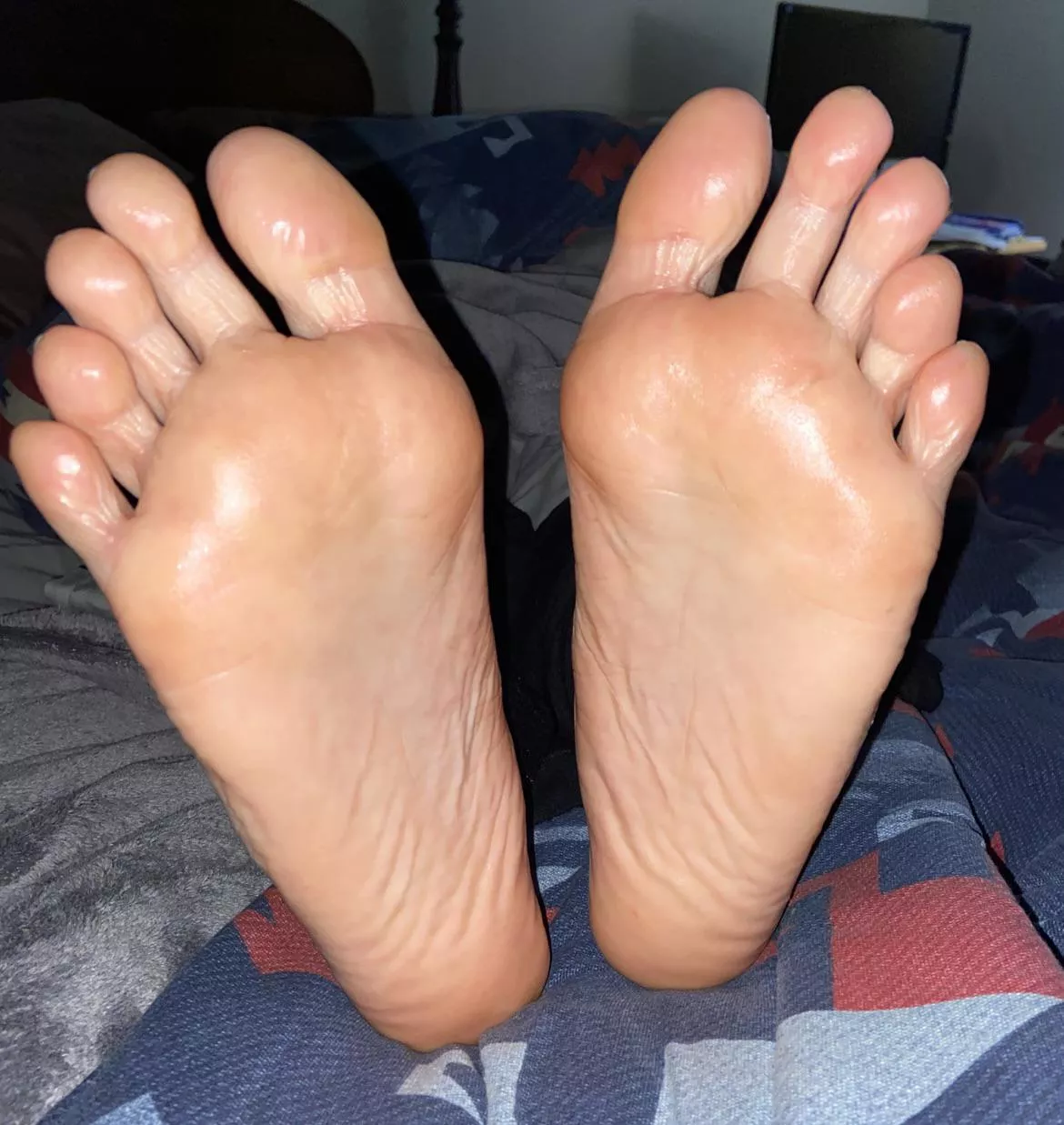 Someone come use my oiled soles 🥰