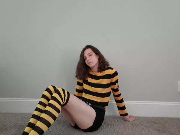 Someone inspired me with a bee themed outfit so here I am. No makeup though cuz I'm lazy. Enjoy my ugliness.