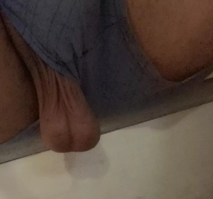 Someone is peaking out 👀