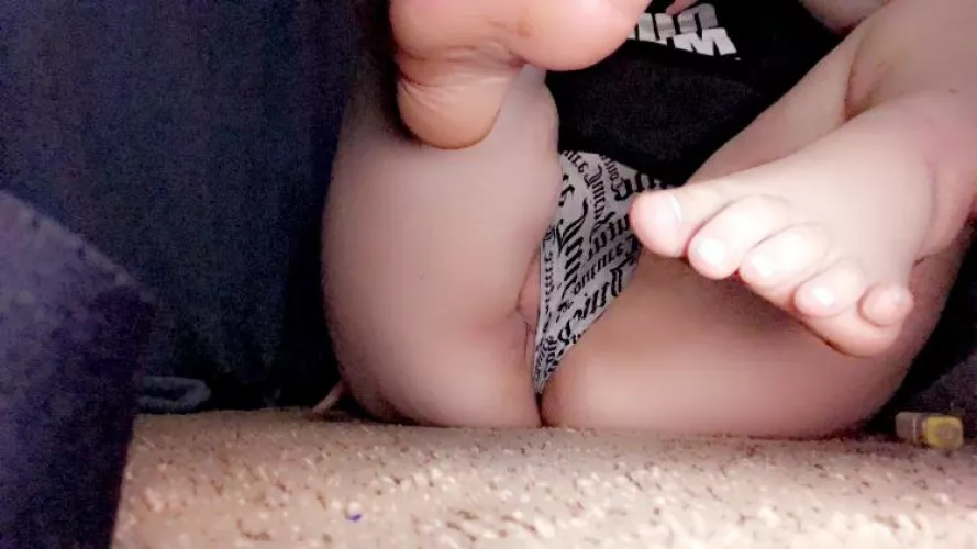 someone is peeking out 🐱