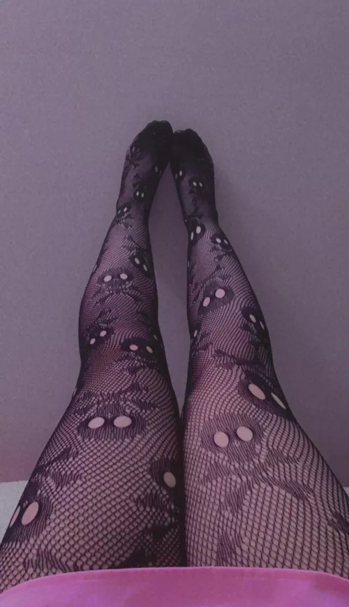 someone please appreciate my new fishnets 🥺