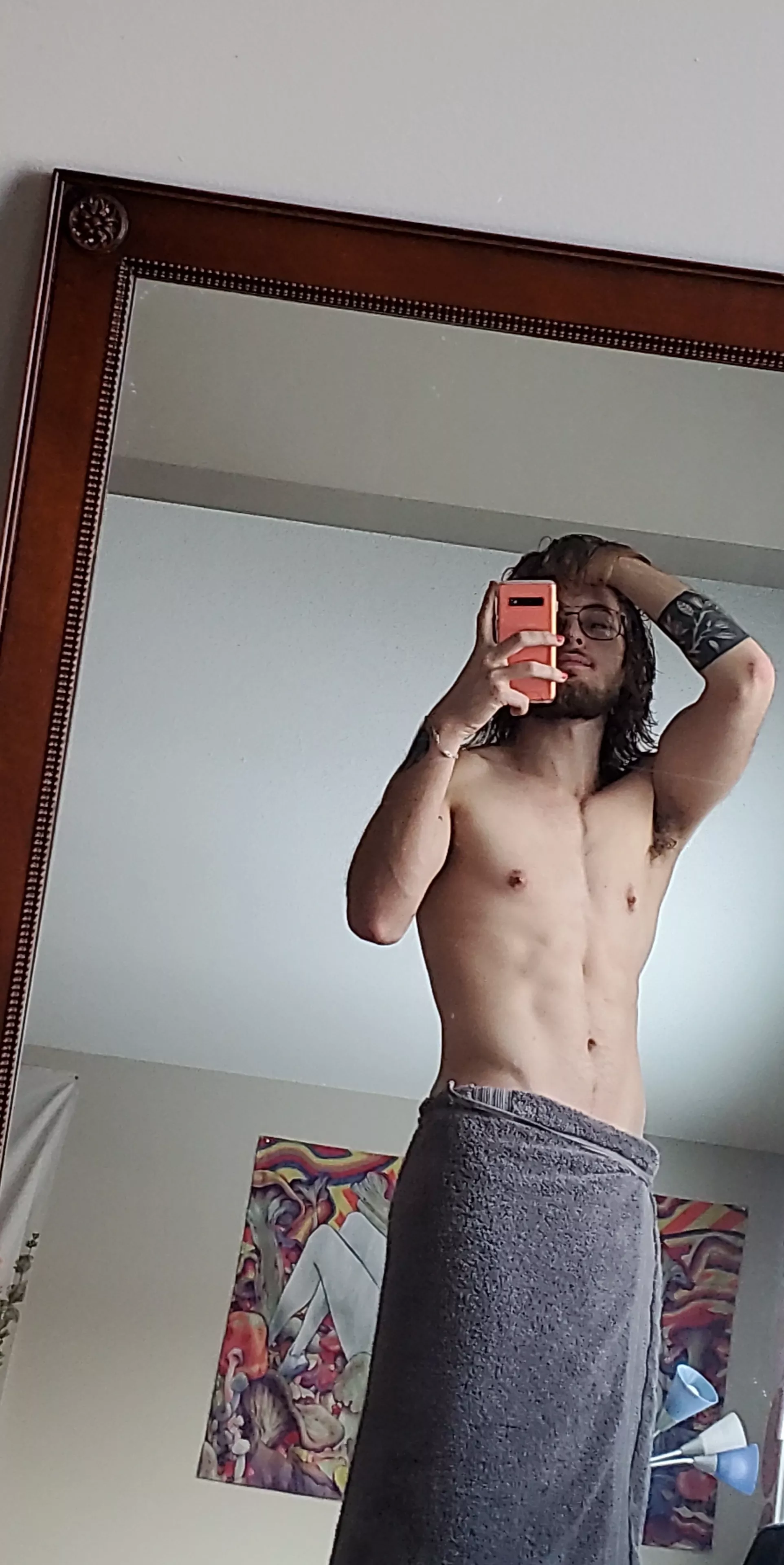 Someone pull the towel down for me🖤