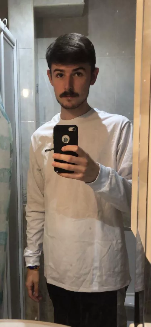 Someone should really clean this mirror 😂🙈