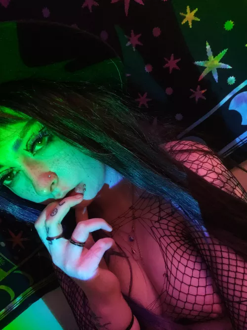 Someone told me nobody looks good in green. This is my response. 🖤