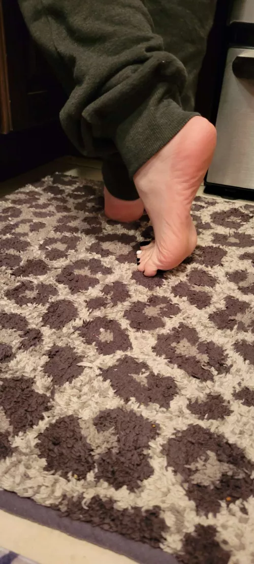 Someone was busy looking at my feet while I was busy baking👩🏻‍🍳