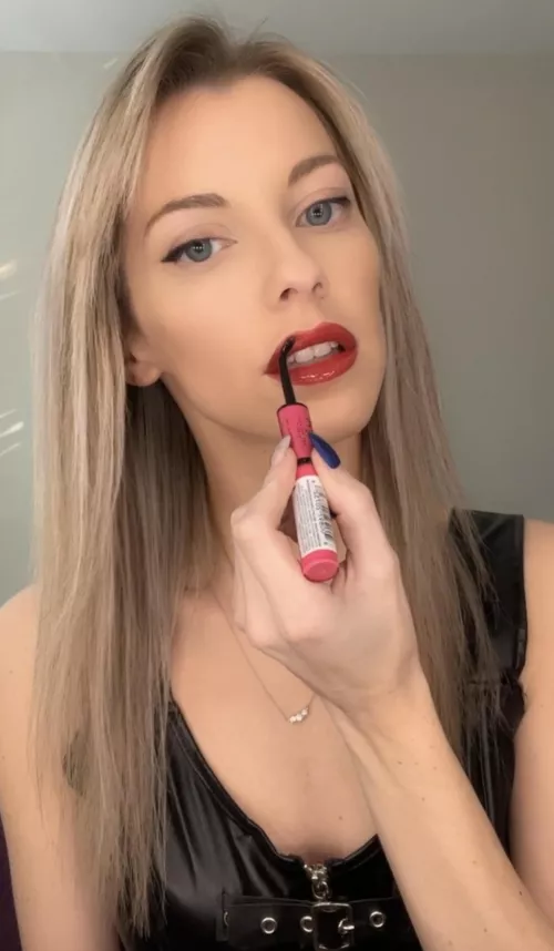 Something about a red lip makes me feel so powerful 💋💄
