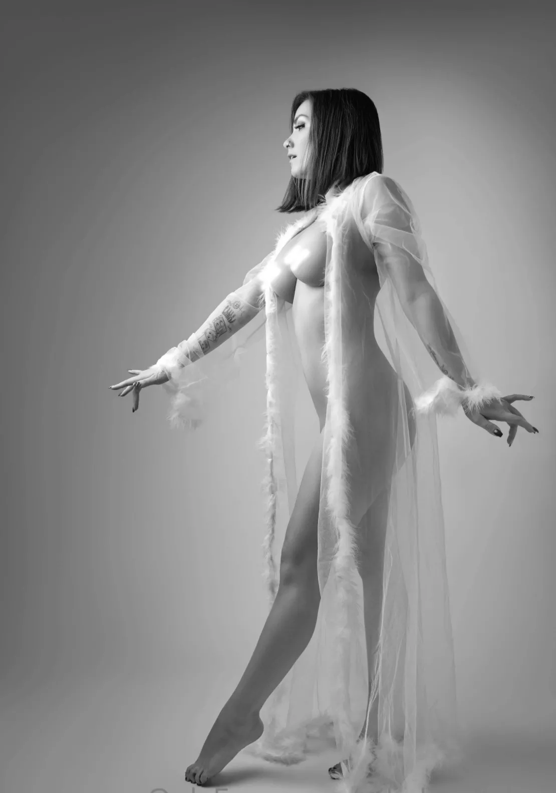 Something about a robe with maribou trim 😍