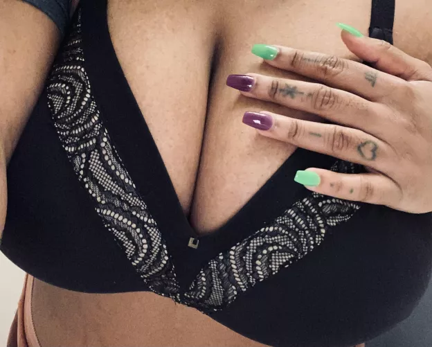 Something about multi colored nails 🔮💚 what colors should I do next?😍