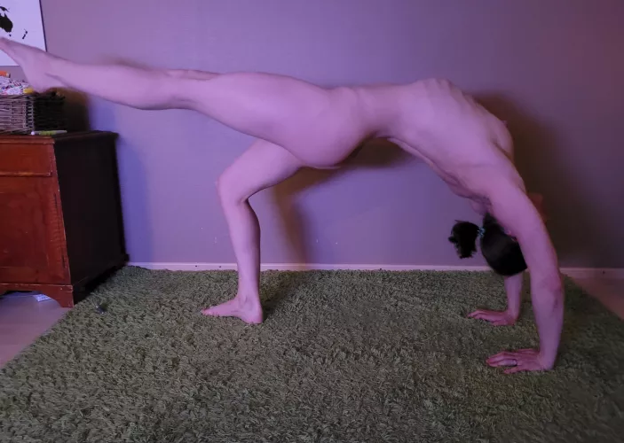 Sometimes is good to be upside down, don't you think 🤭 [f]