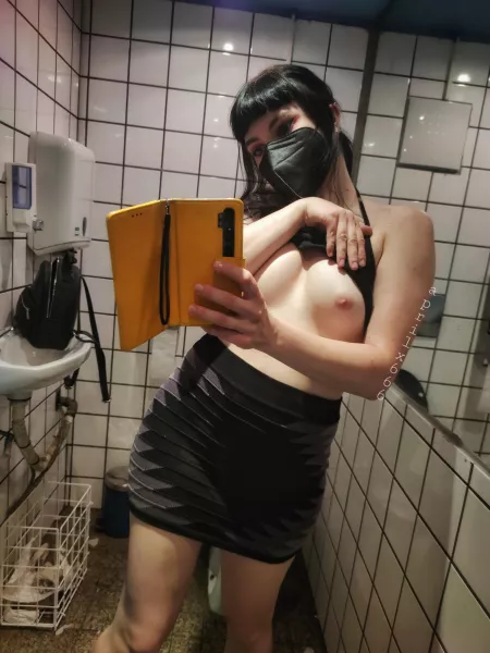 sometimes you just have to make trashy bathroom selfies โจ
