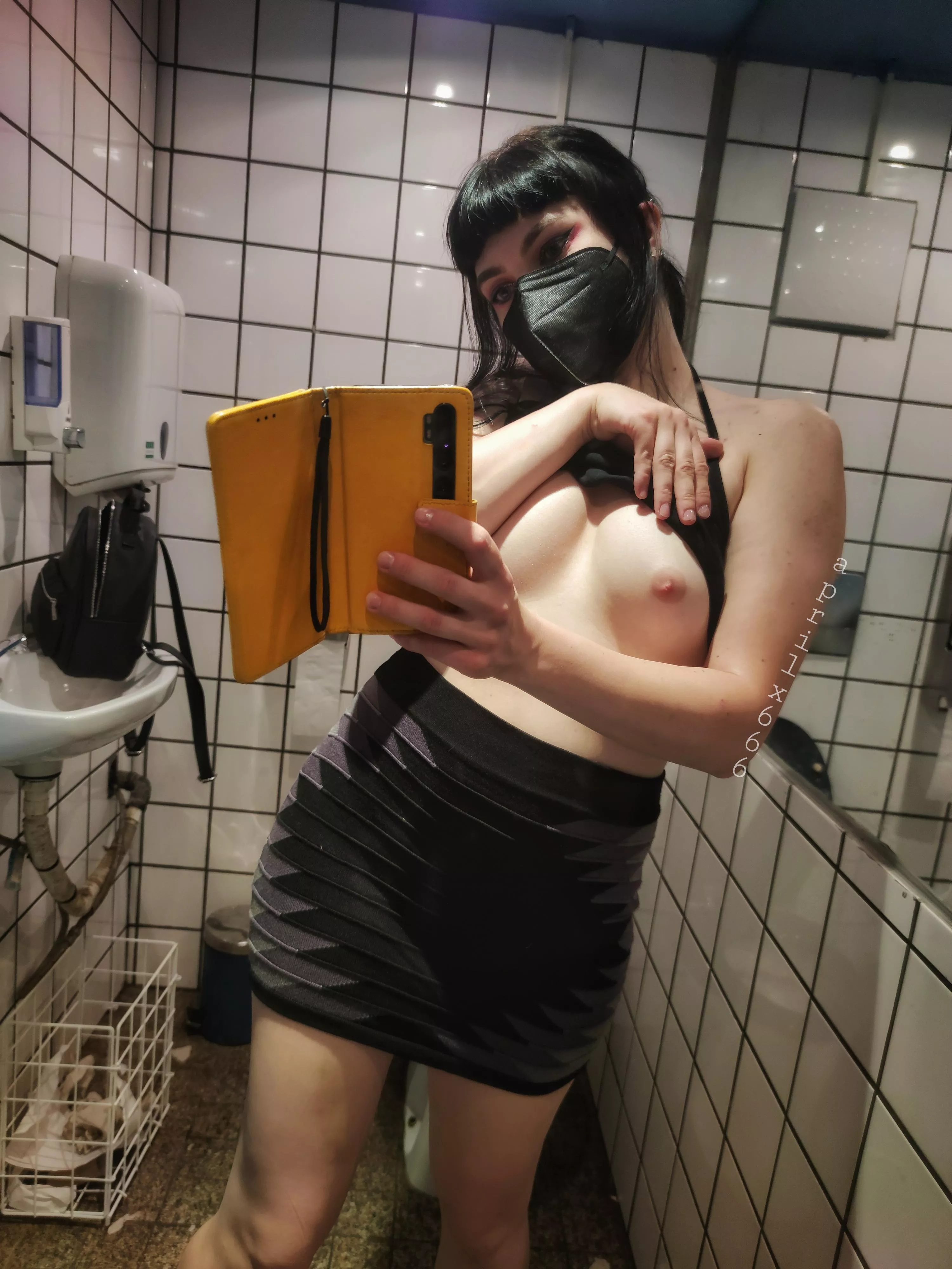 sometimes you just have to make trashy bathroom selfies ✨