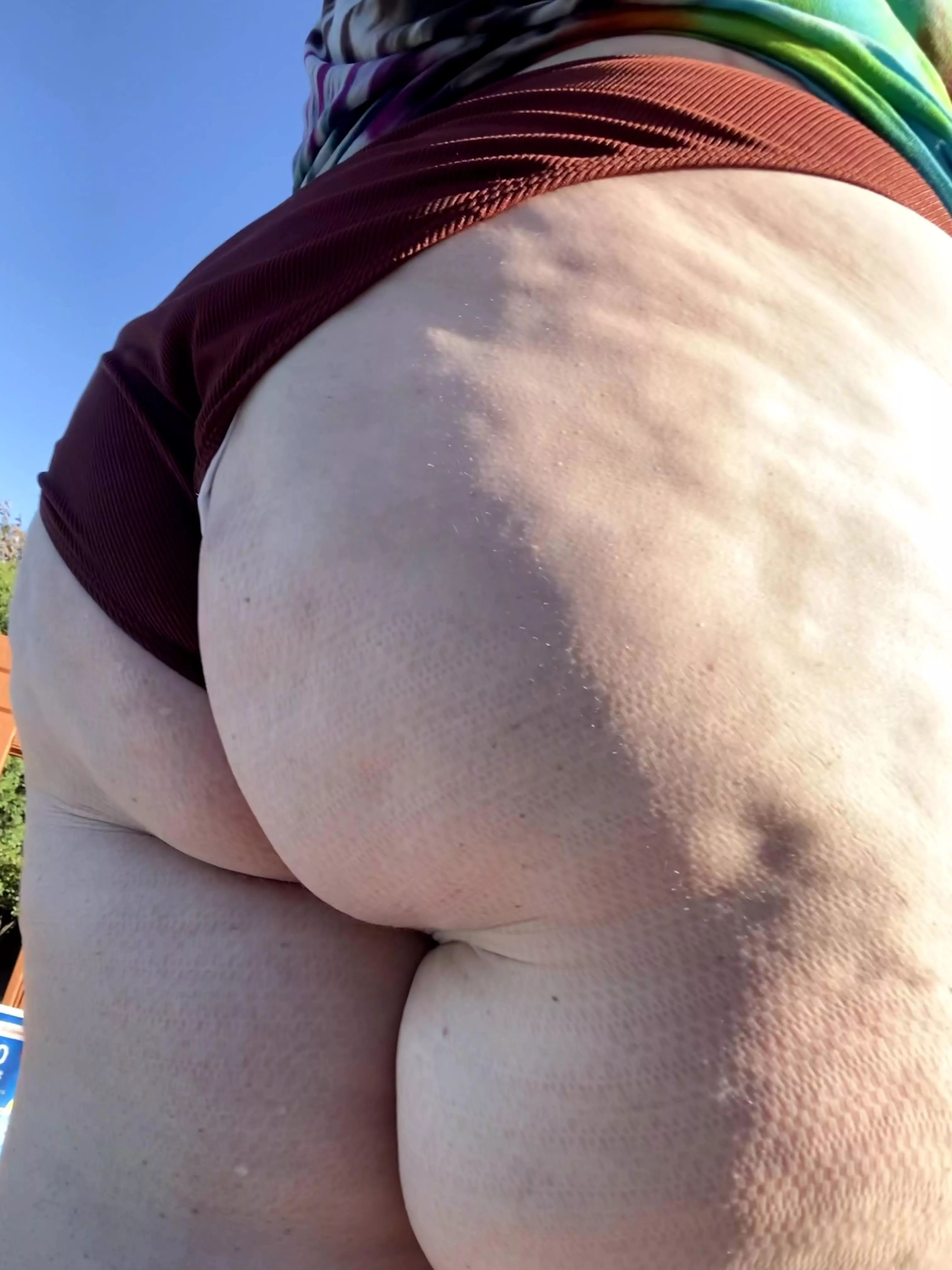 Sooo my lawn chair left a nice little patterned imprint on my booty 😳🥲😅 Sooo my lawn chair left a nice little patterned imprint on my booty 😳🥲😅