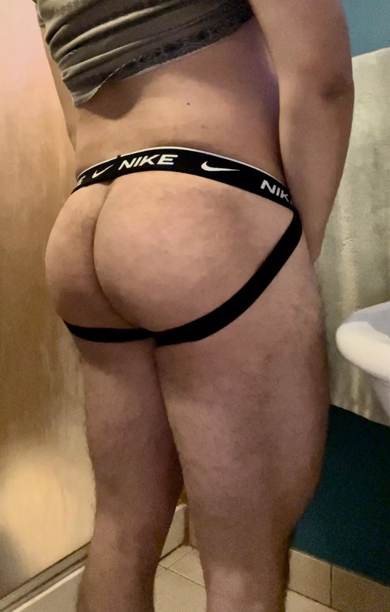 Sore from squats. I need a deep tissue glute massage. 😌