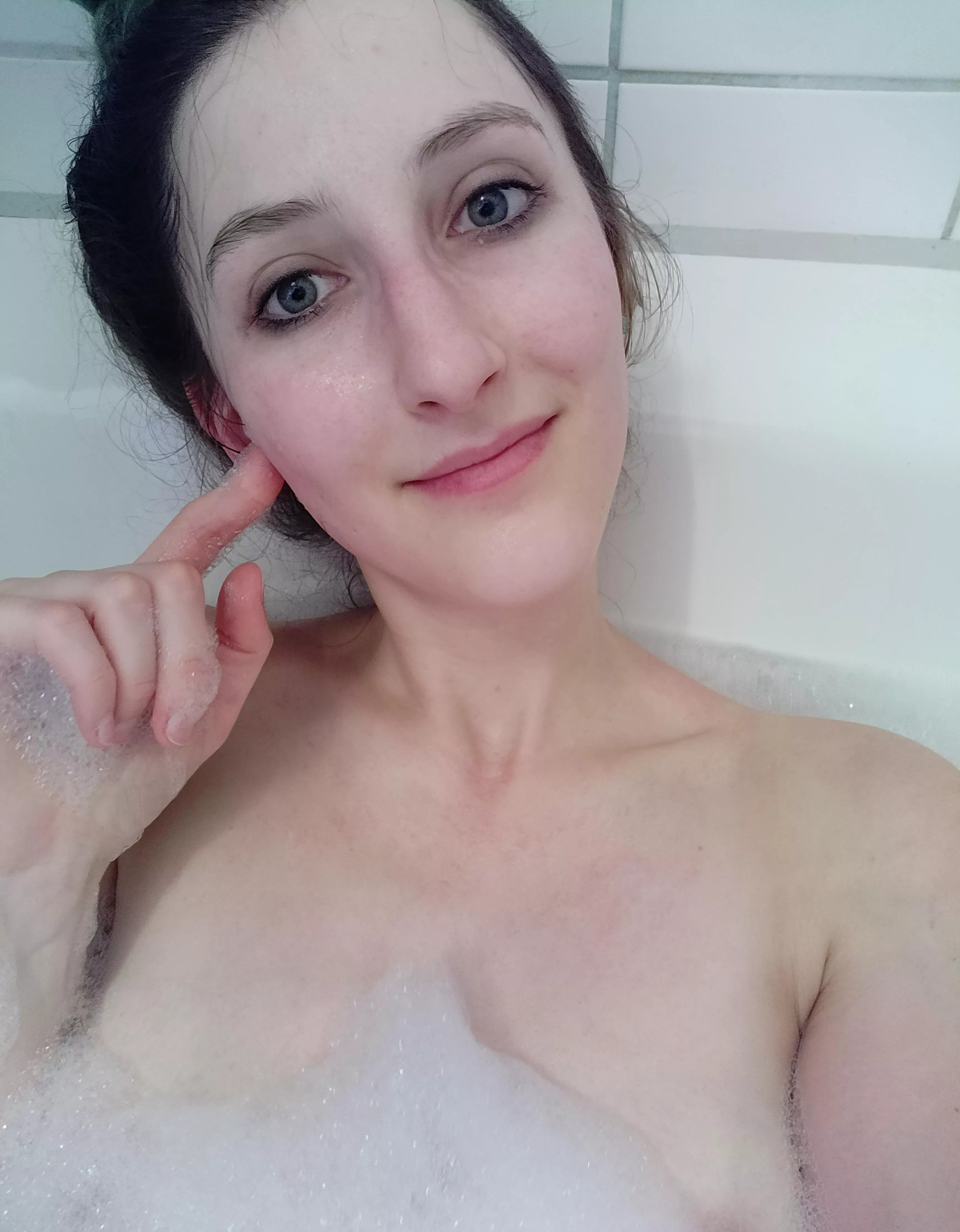 Sorry for this being Just my face. Still wanted to show my bathing pleasure 😘