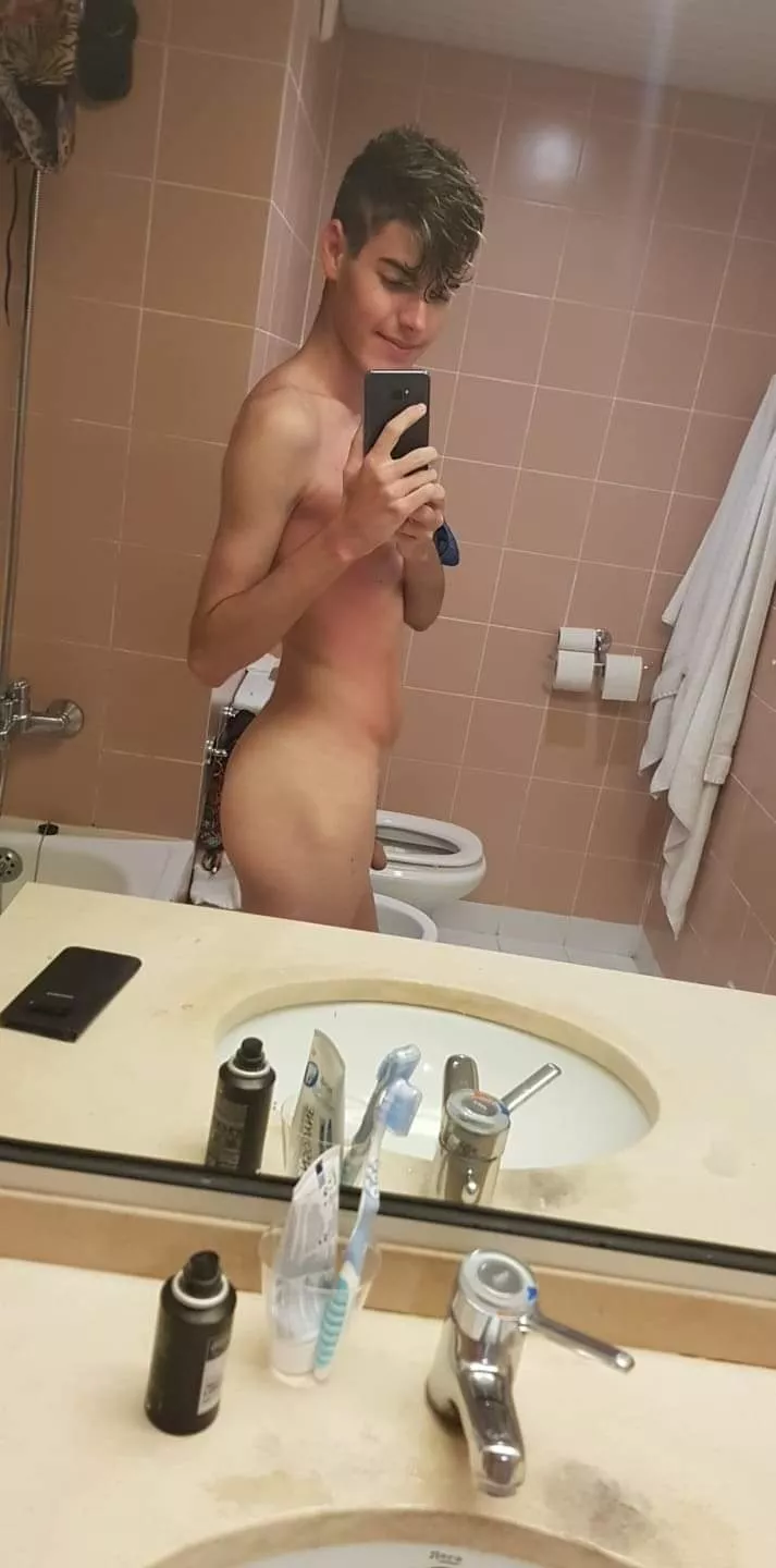 Sort of a face reveal, think I'm cute? 👉👈