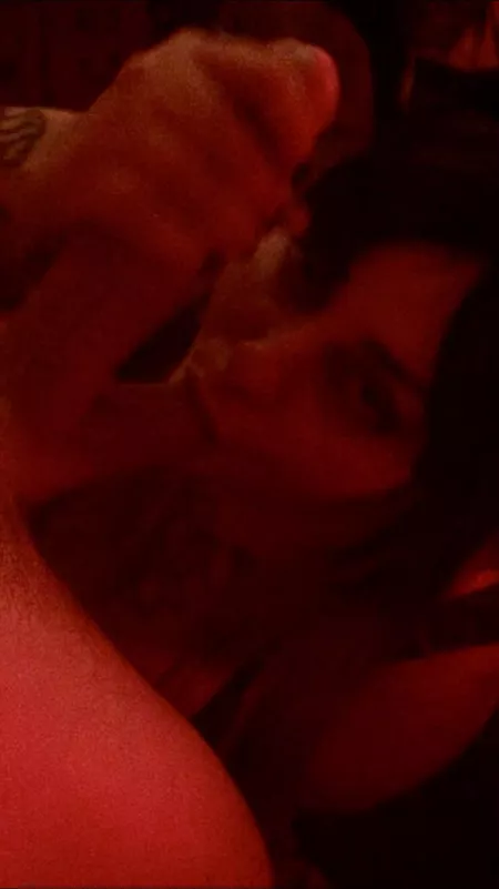 SPAMQUEEN tuggin ‘til she hear a *pop*