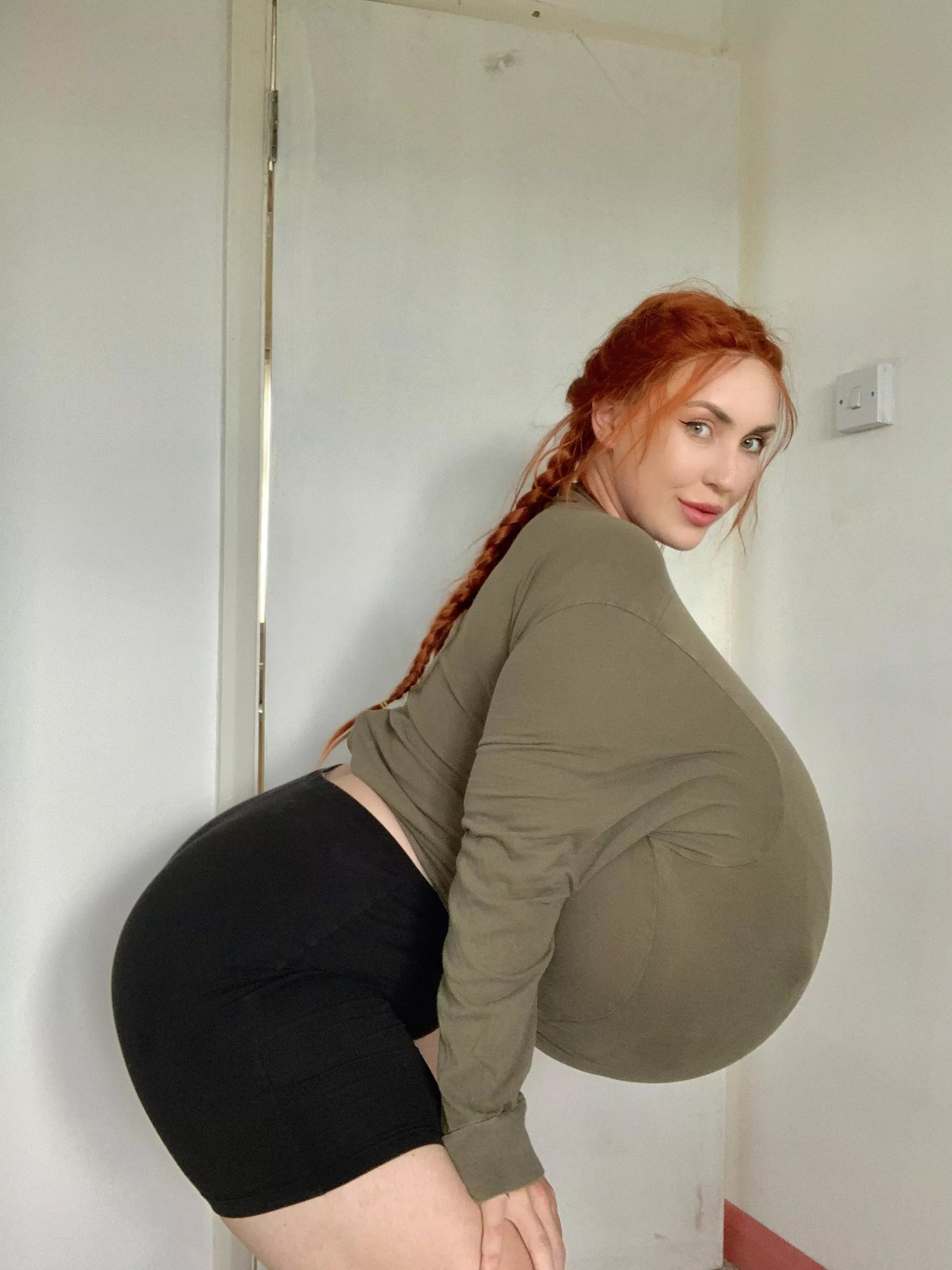 Squats are a lot harder when you’re this big 😌 Squats are a lot harder when you’re this big 😌