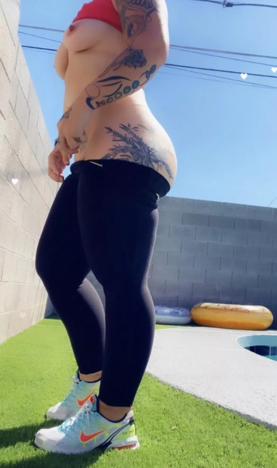 Squats by the pool is my fave!🙌🏽