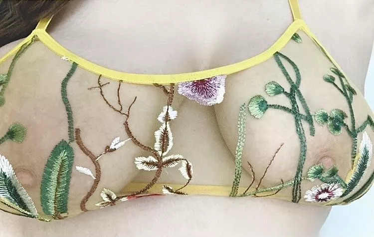 Squished nipples in sheer floral bras deserve all the kisses and nibbles, and maybe some dew drops too. 💦 Just a cum on my tits kinda gal I guess 🌼✌🏼