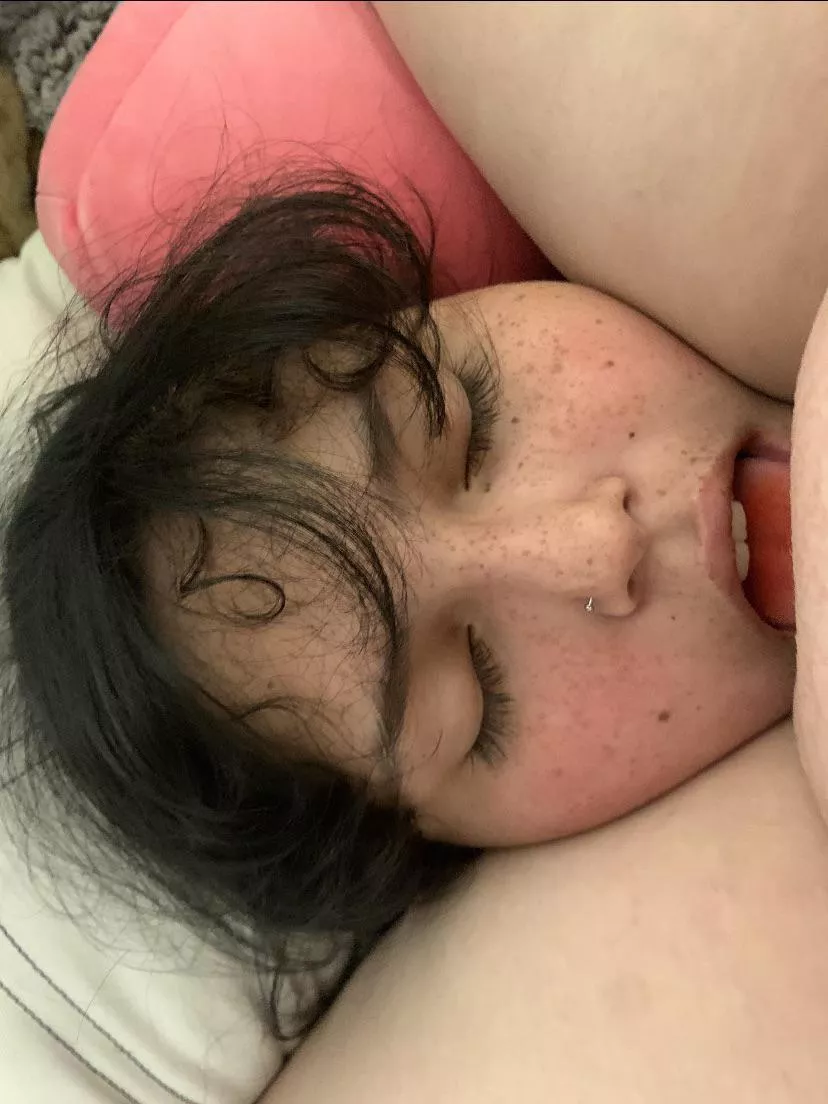 squishing her w my thighs 😈