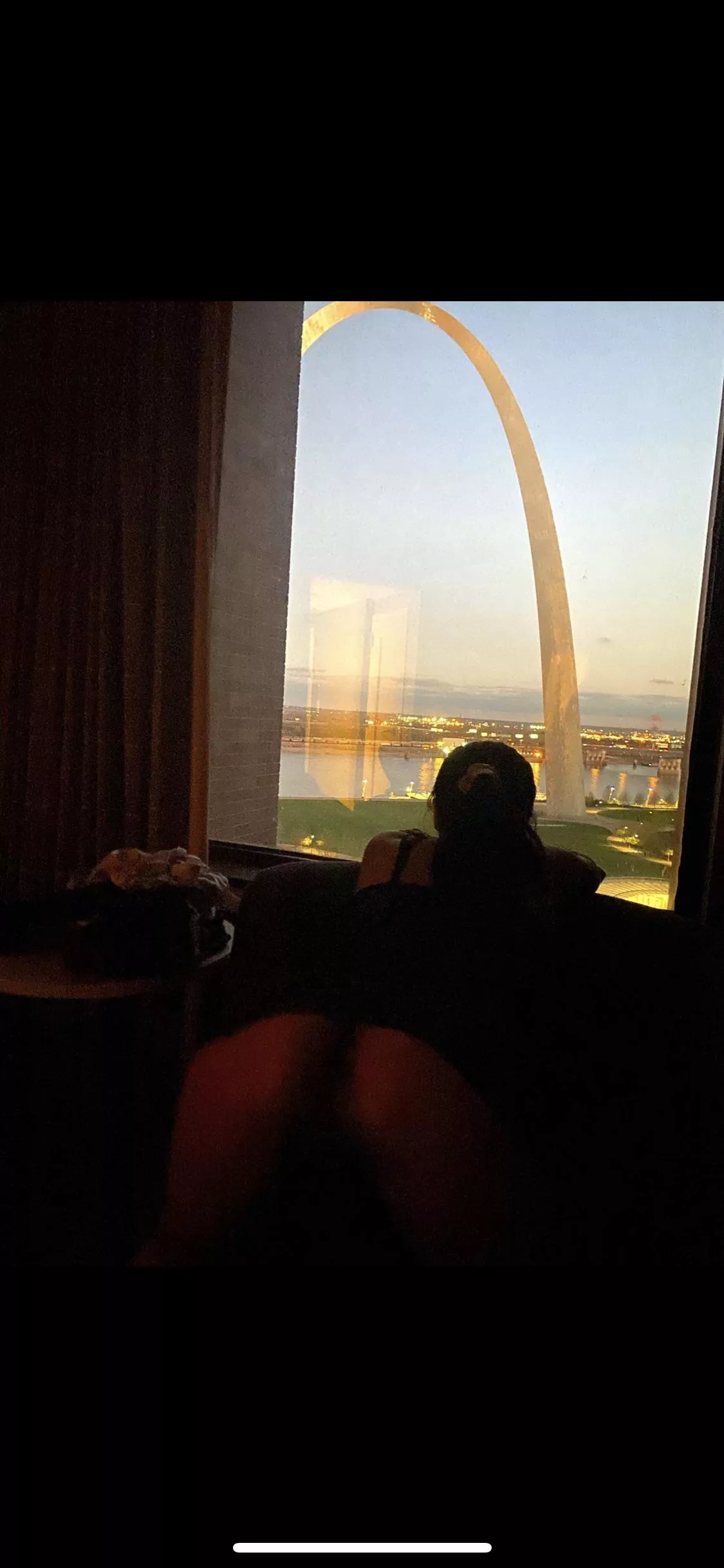 Staring at the Gateway Arch, thinking about if anyone was watching me through the window. Would you come up to find me and force me against the glass?😈
