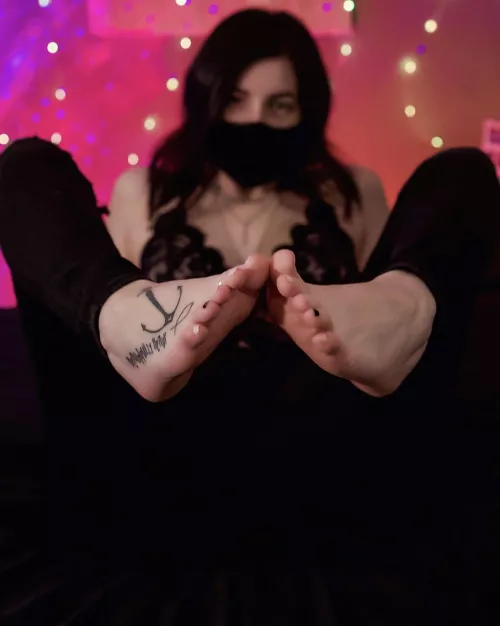 start off your year by worshipping my feet 😈