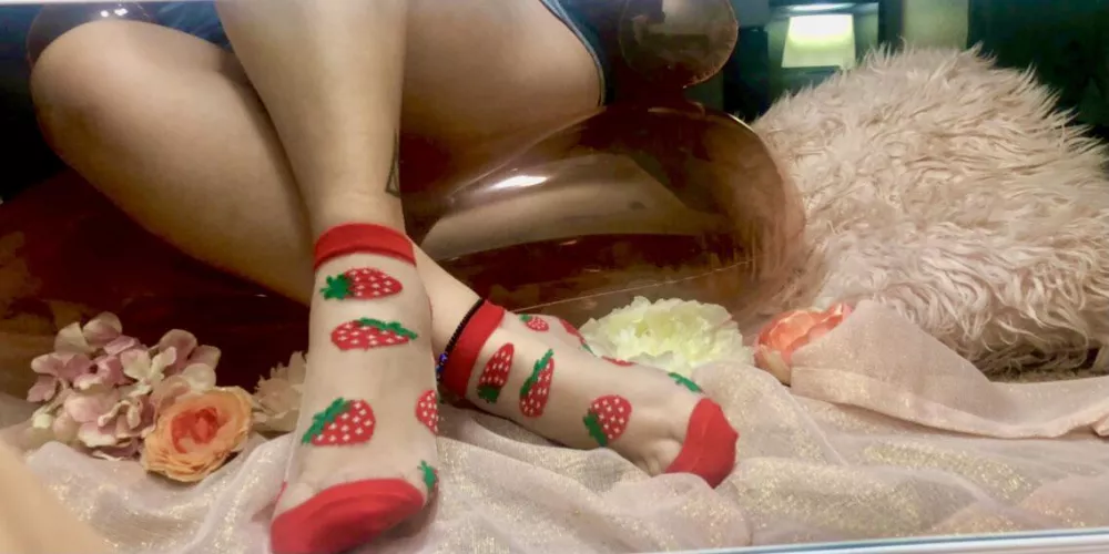 🍓Strawberry mesh socks! What do you think? 🥰