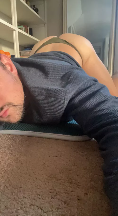 Stretching on the ground, who can help?