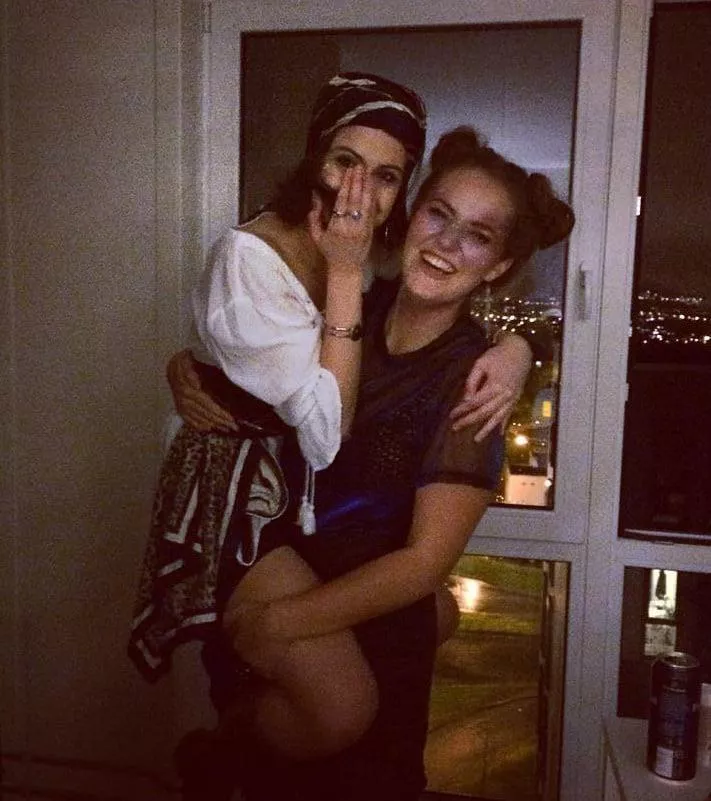 Strong 6’4 tall Amazon loves to carrie/lift here friends