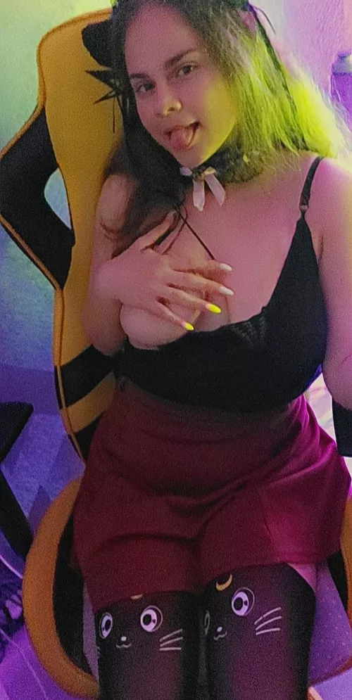 Sub on me I'm free today π₯°
