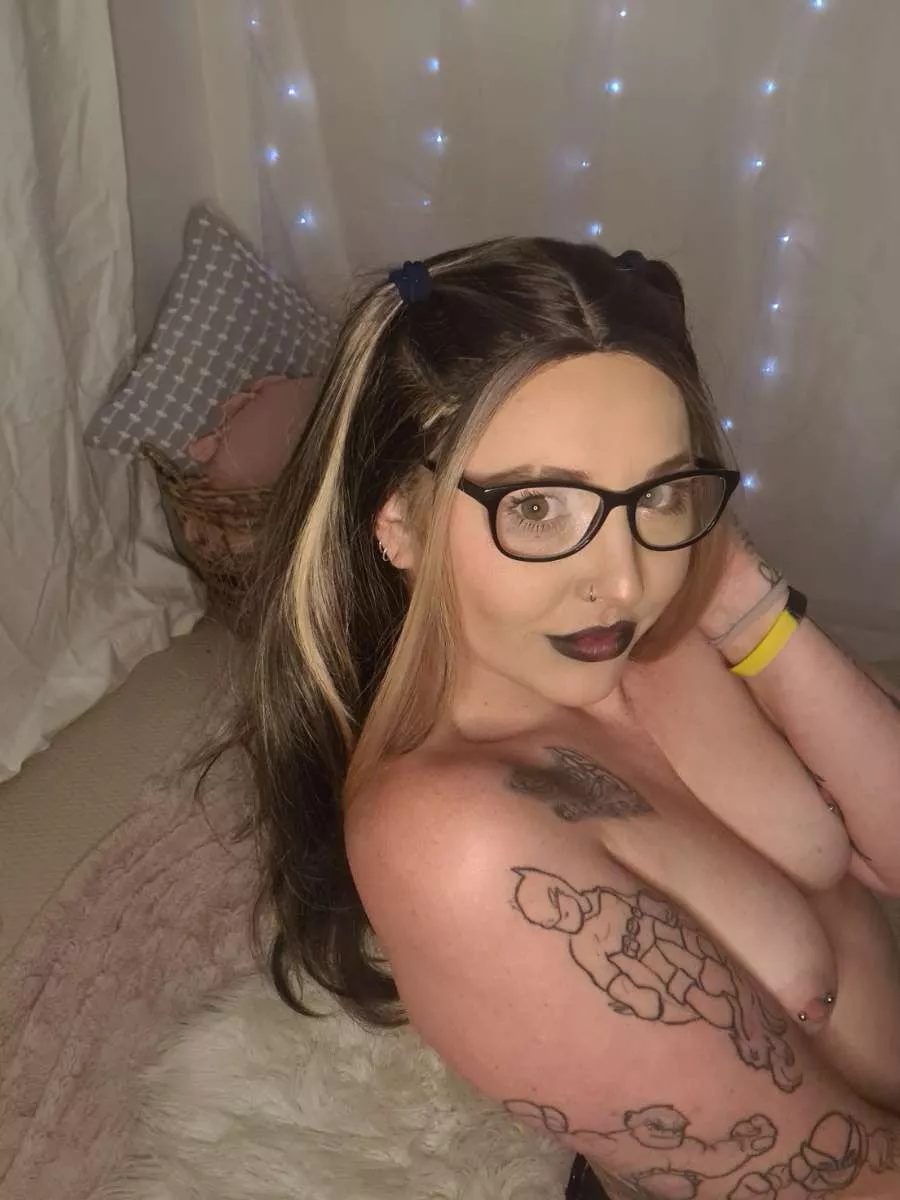 Sub to my Free onlyfans page, Top 17%! Over 300 pics and 50+ videos 💦 Creative Content Creator! I use toys, bg content, solo anal, blowjobs, customs, dares, GFE, cock ratings, very active with my replies! PPV for the naughty stuff 😈 Like all my pos
