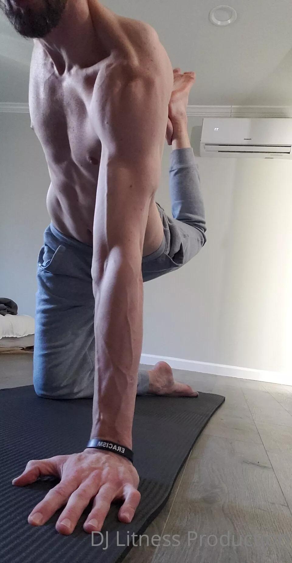 Such beefy ans beautiful arms. Don't you want a taste?