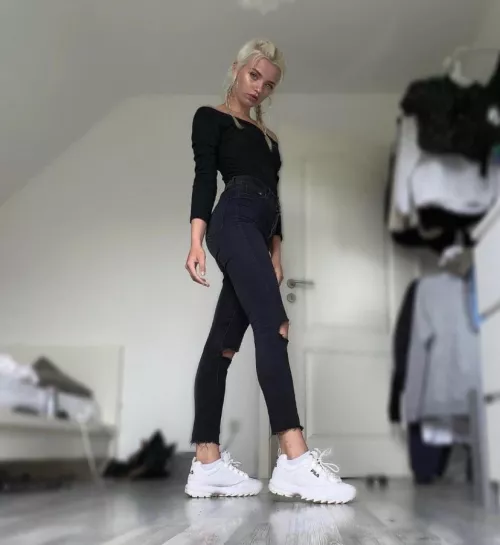 suche leute die mir bei meinem engen jeans und lederfetisch helfen können😏. Auf der Suche nach den heißesten kleinen Schlampen😈 Kik: turboneuker