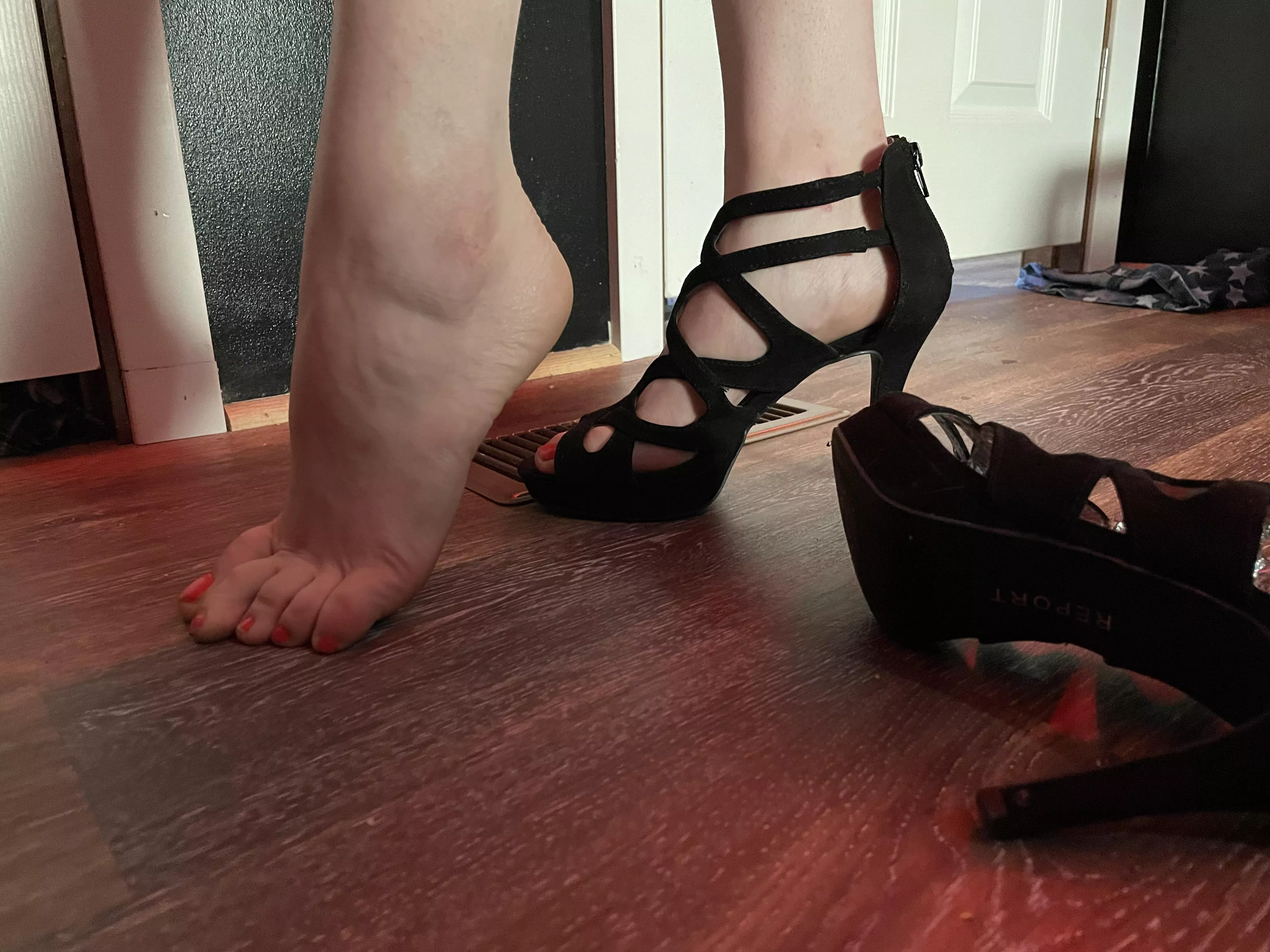 Suck my toes piggies 👅 start your morning worship off right. DM me for a fix 💋