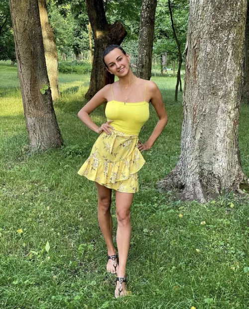 Summer is the best season to wear no bra. Do you like the shape of my boobs ?)