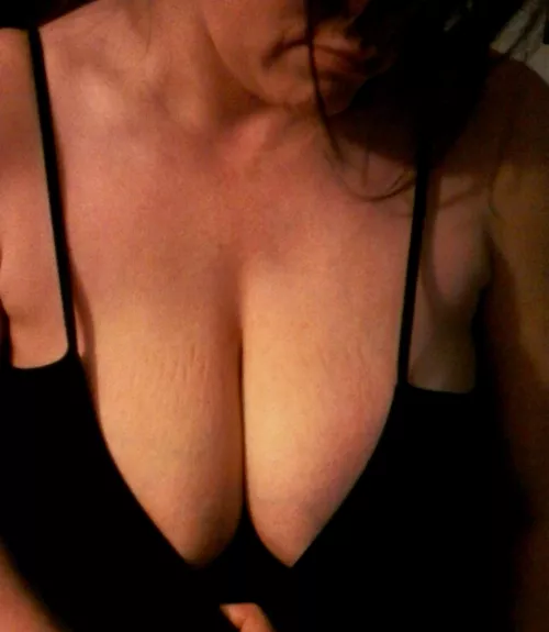 Sundays are for the braless milf