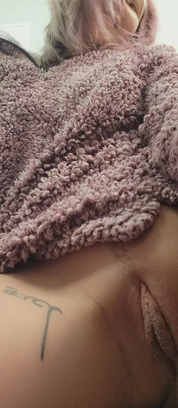 Sundays are the best bc pants are optional 😏