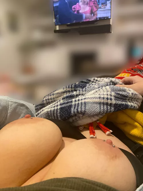 Super Bowl guest leave and tits come out 😜