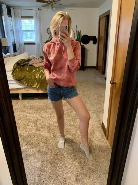Sweatshirt and shorts 😂🤷🏼♀️