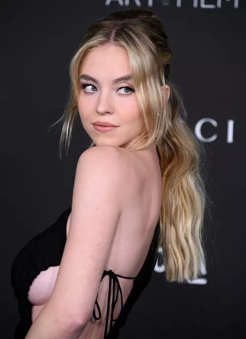 Sydney Sweeney sideboobđ
