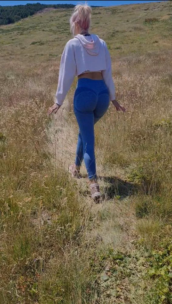 Taking a walk in my favorite leggings ☺