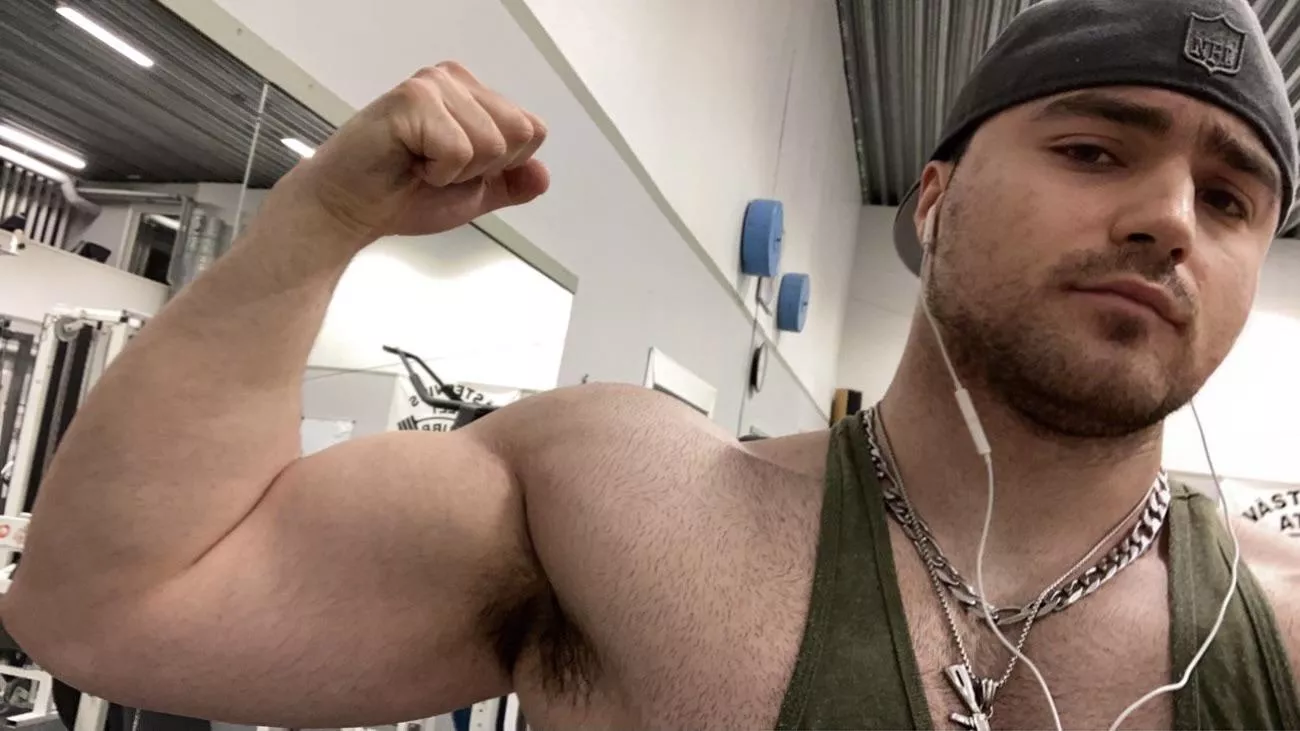 Taking selfies at the gym like πͺπΌπ Taking selfies at the gym like πͺπΌπ