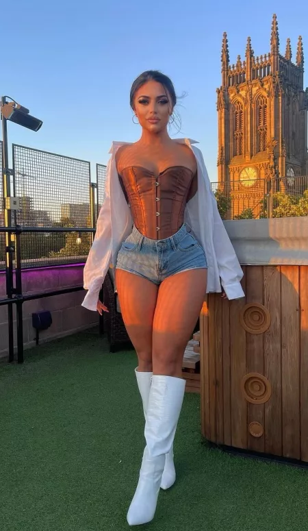 Tasty looking brunette 🔥